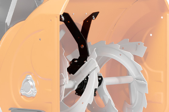 Усиленный редуктор с двумя дополнительными опорами передает до 95% крутящего момента двигателя. Срезные болты на шнеках защищают редуктор от перегрузок. Выходной вал редуктора крепится на подшипниках большого диаметра, что обеспечивает высокую устойчивость механизмов к вибрации и ударам.