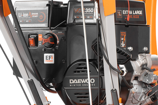 Инновационный двигатель WXE 350 EFI с системой непосредственного впрыска топлива разработан специально для снегоуборщиков. Обладает увеличенной до 25% мощностью и сниженным до 20% расходом топлива по сравнению с карбюраторными моделями.
